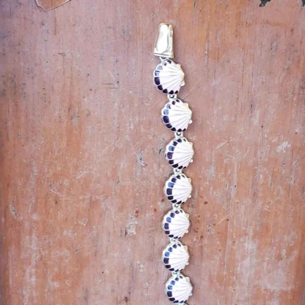 Enamel seashell bracelet - Picture 3 of 7